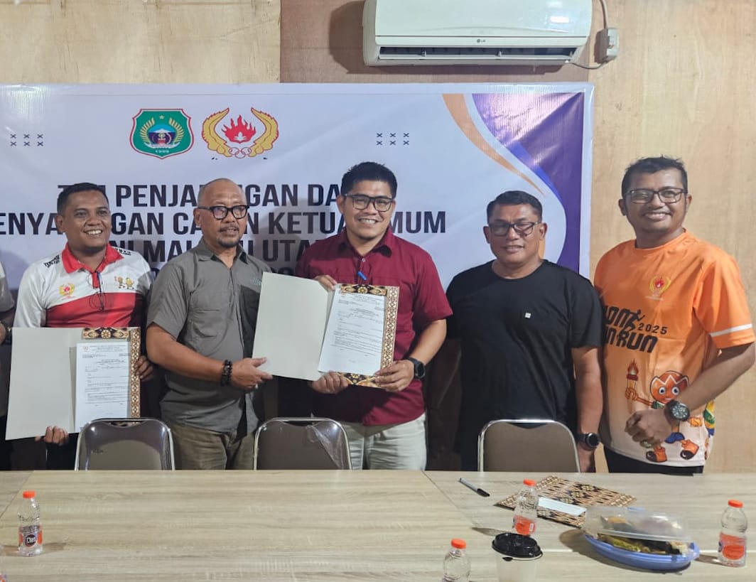 Foto bersama saat pengambilan formulir bakal calon ketua umum KONI Provinsi Maluku Utara